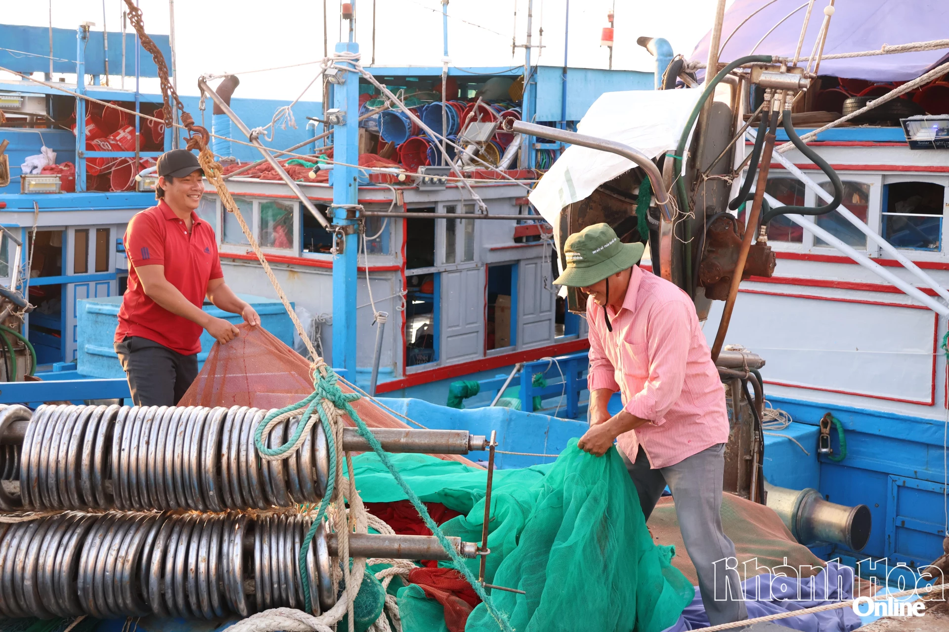 Ngư dân Lê Văn Hải (phường Ninh Chử) kiểm tra ngư cụ khi tàu neo đậu tại đảo Trường Sa.