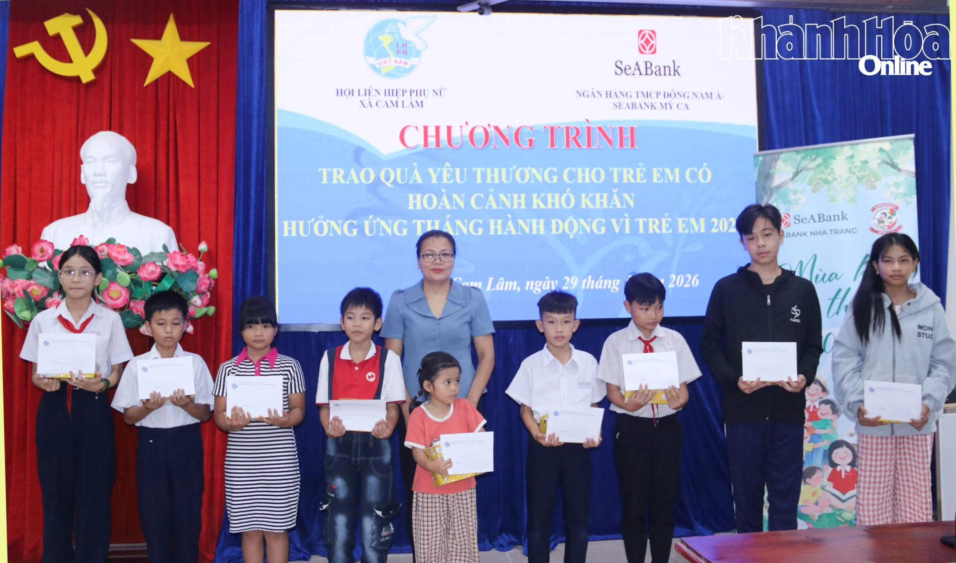 Lãnh đạo Hội Liên hiệp Phụ nữ xã trao quà cho các học sinh khó khăn.