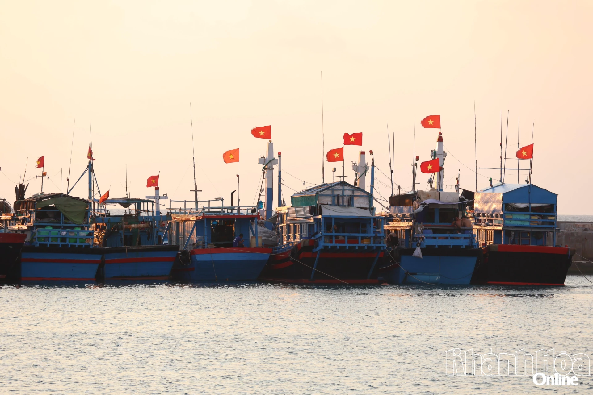 Các tàu cá tránh trú tại âu tàu đảo Trường Sa.