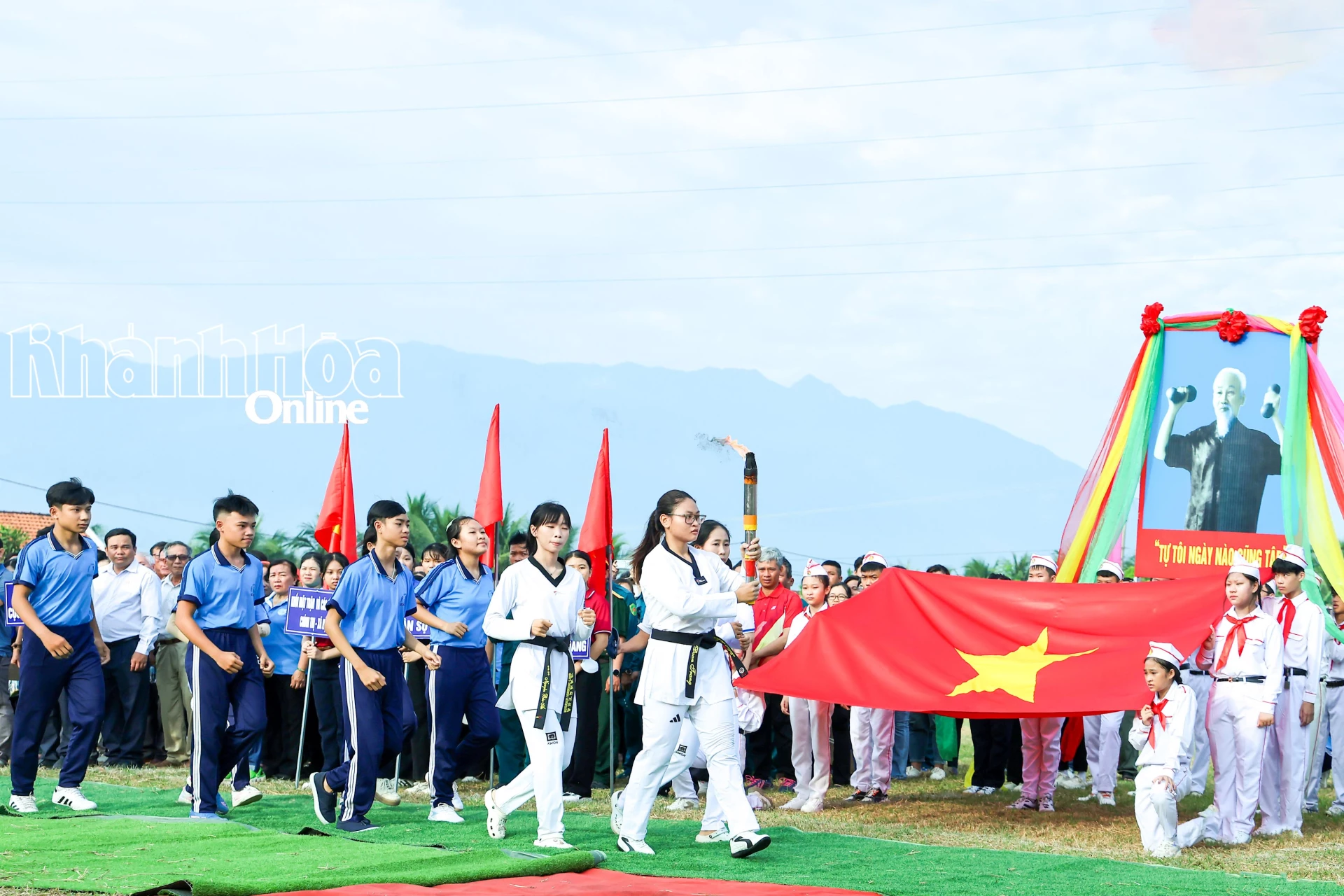 Các vận động viên tham gia nghi thức rước đuốc Đại hội Thể dục thể thao xã Tân Định.