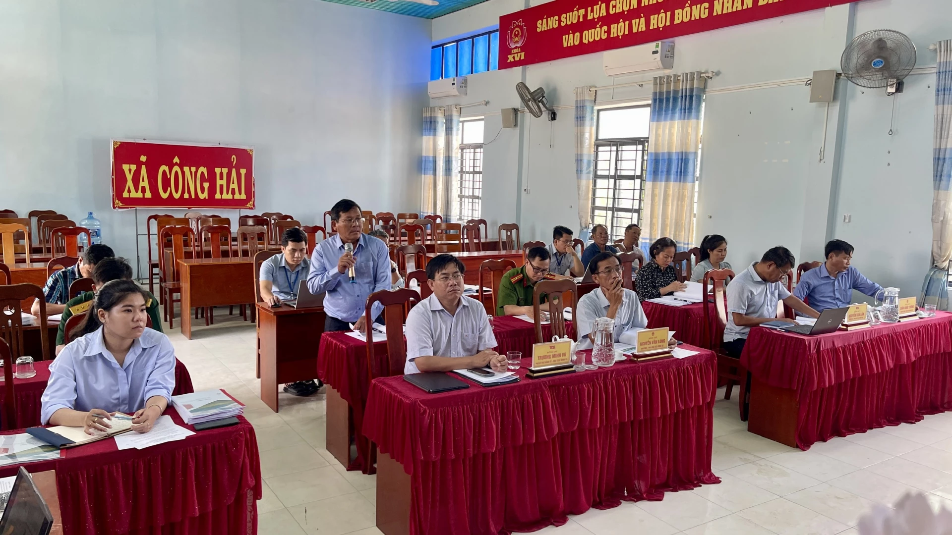 Đại biểu nêu ý kiến tại cuộc họp.