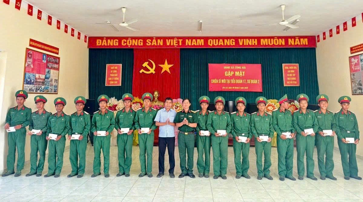 Lãnh đạo xã Công Hải tặng quà cho các chiến sĩ.