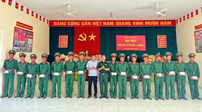 Lãnh đạo xã Công Hải thăm, động viên tân binh nhập ngũ năm 2026