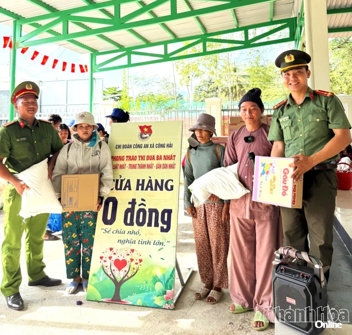 Trao 300 suất quà cho người dân khó khăn tại xã Công Hải
