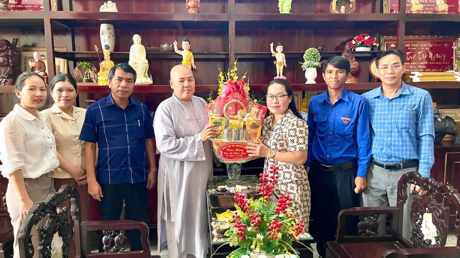 Lãnh đạo xã thăm, tặng quà chùa Long Cát.