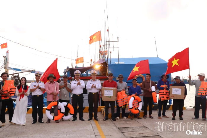Điểm tựa cho ngư dân vươn khơi, bám biển