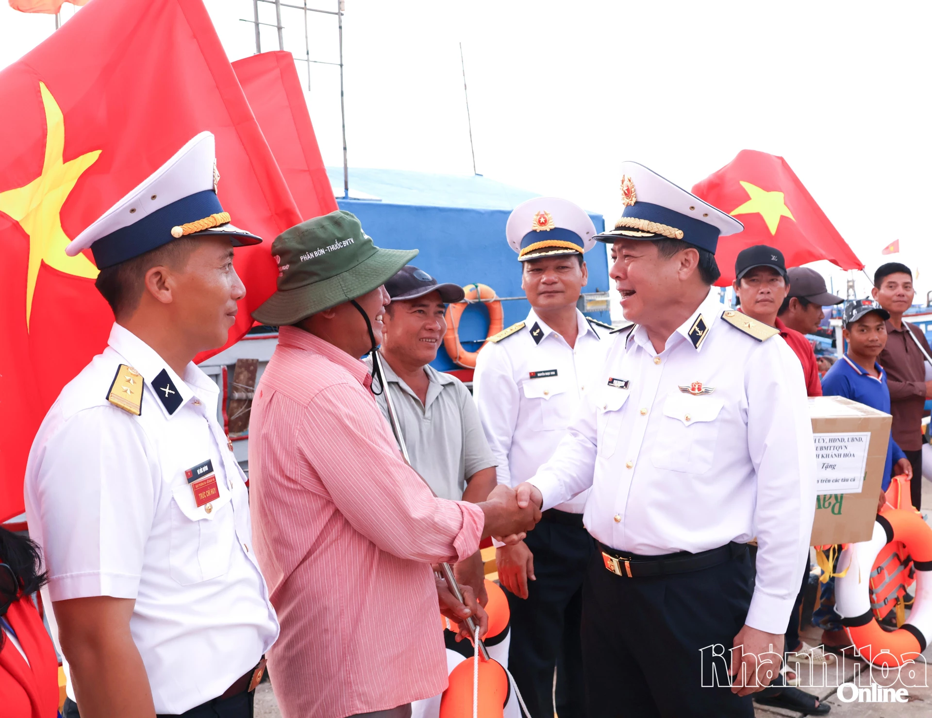 Chuẩn đô đốc Phạm Minh Tuấn - Phó Tư lệnh Quân chủng Hải quân động viên ngư dân tại đảo Trường Sa.