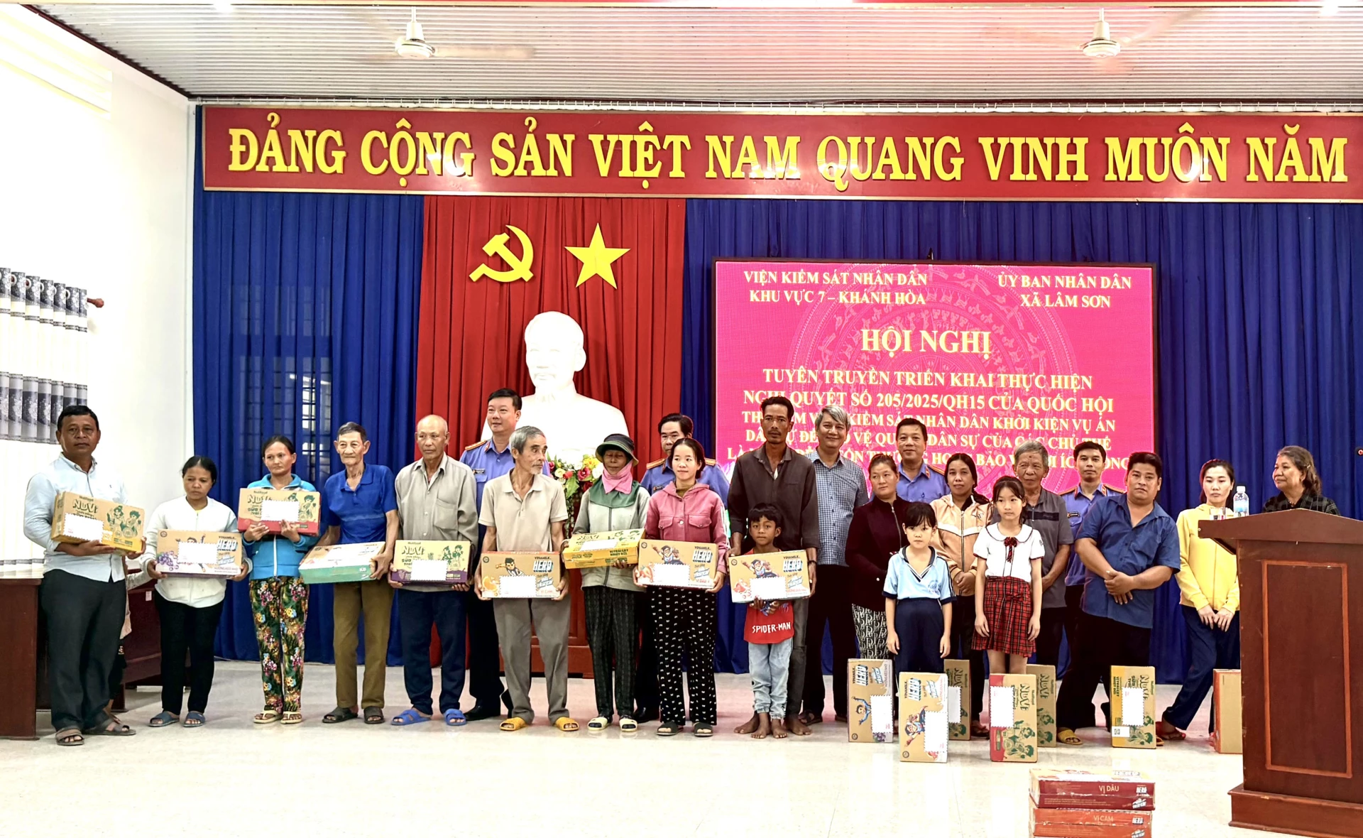 Người dân được nhận quà. 