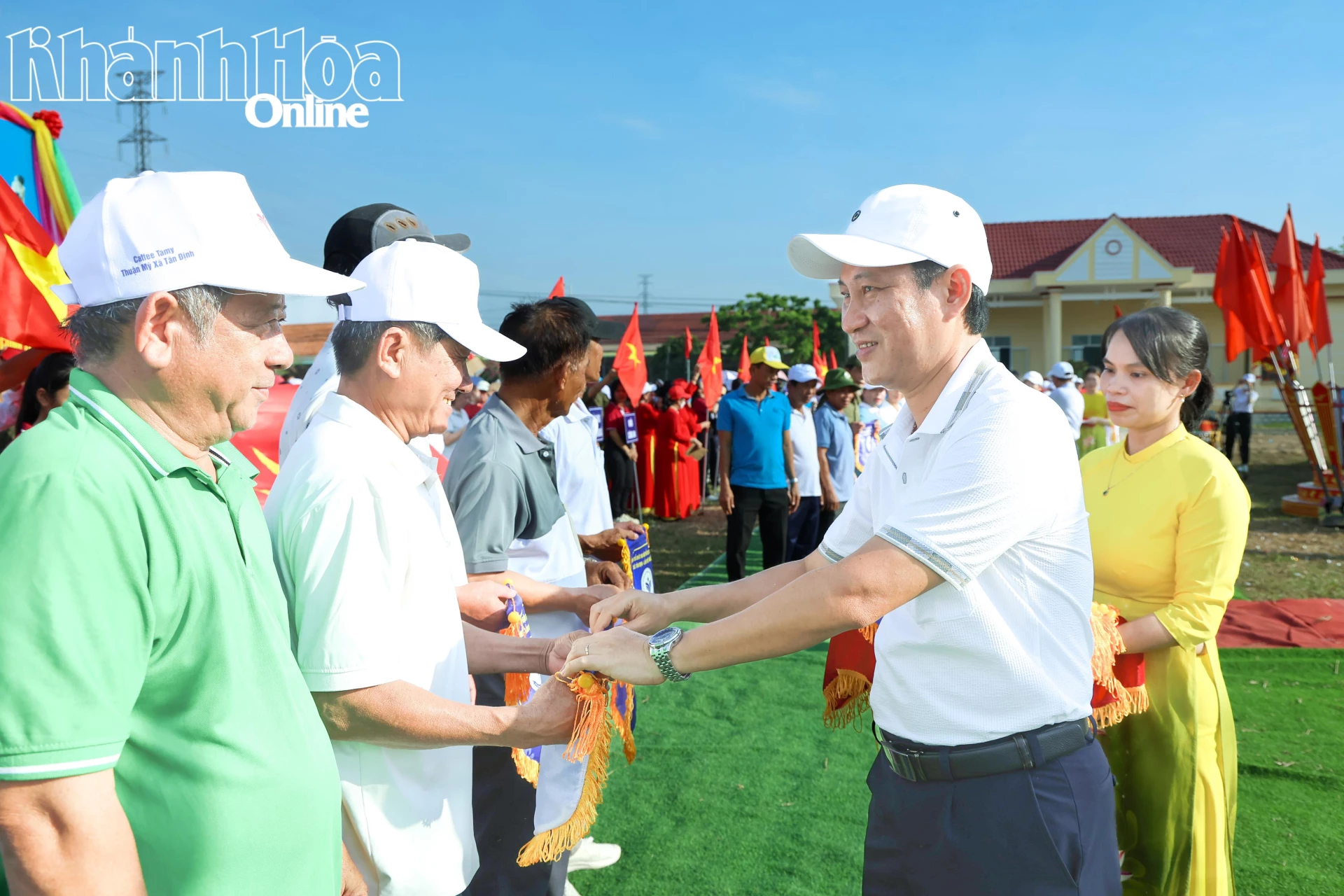 Ông Phan Xuân Hoà – Bí thư Đảng ủy, Chủ tịch HĐND xã Tân Định trao cờ lưu niệm cho các đoàn vận động viên.
