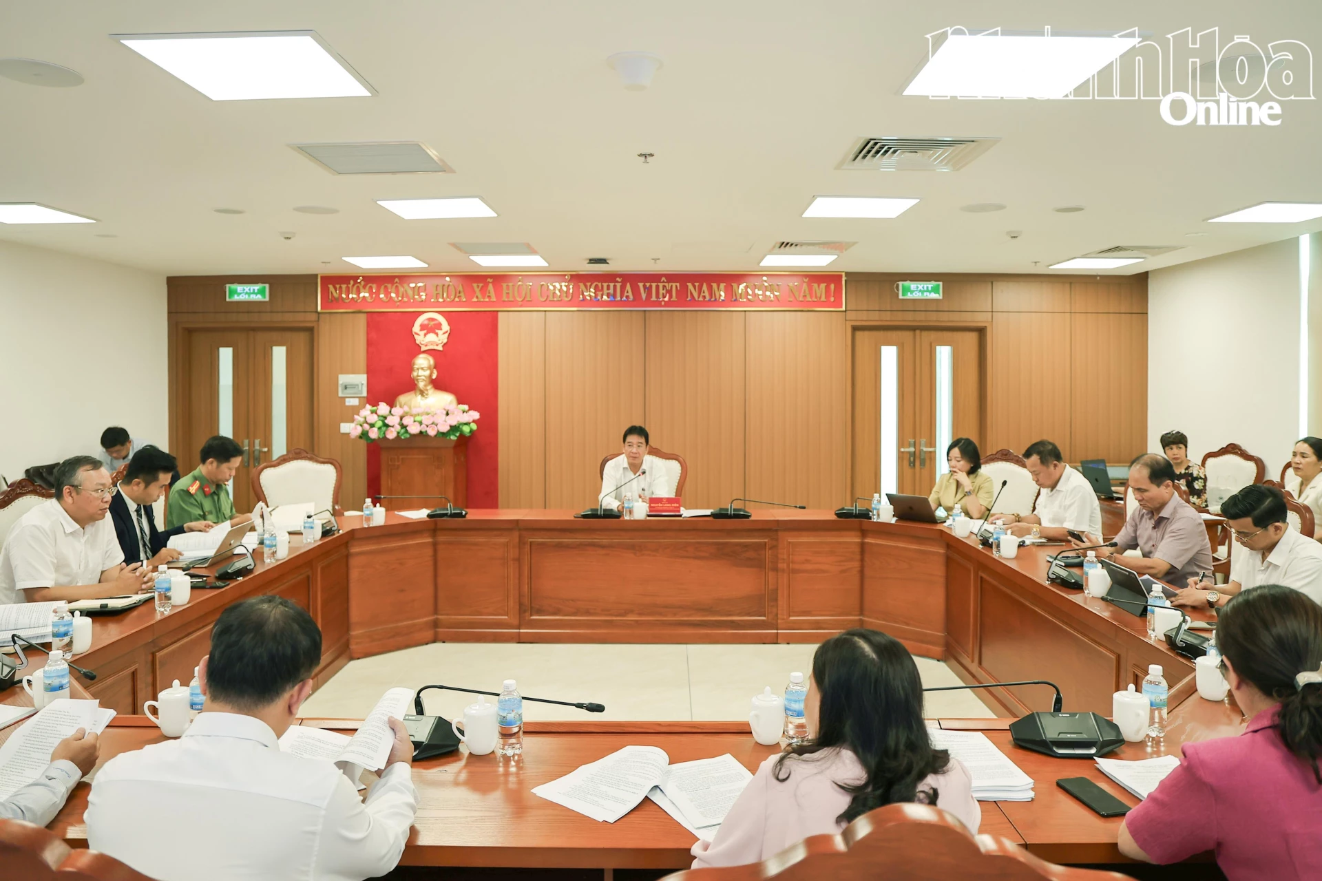 Quang cảnh cuộc họp.