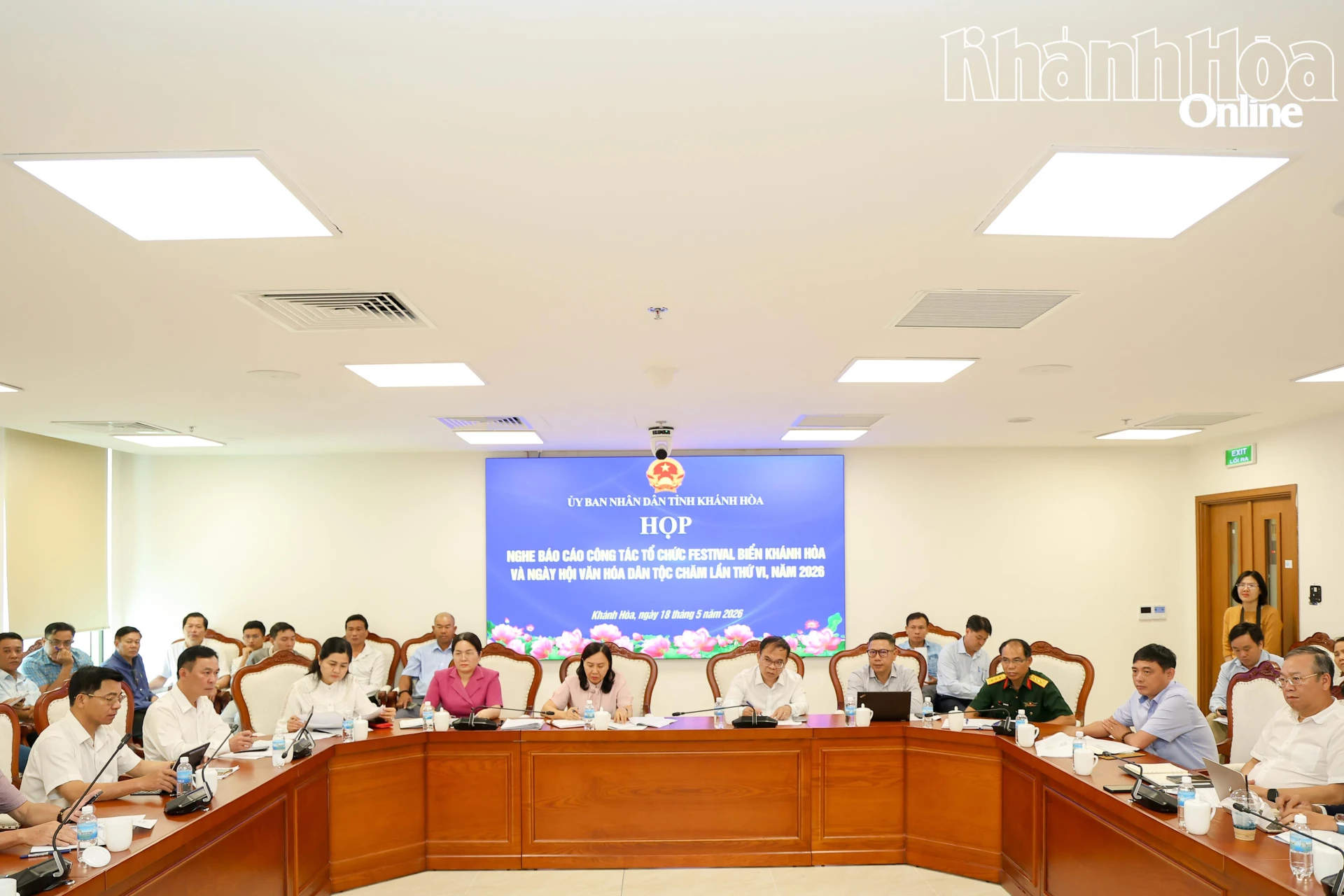 Đại diện các sở, ngành, đơn vị, đoàn thể, doanh nghiệp tham dự cuộc họp.
