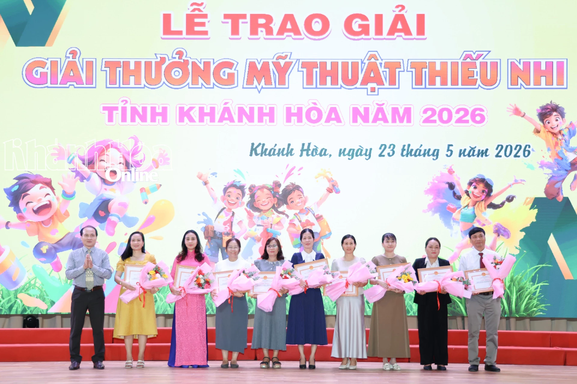Lãnh đạo Sở Văn hóa, Thể thao và Du lịch trao giấy khen cho các tập thể tham gia tích cực Giải thưởng mỹ thuật thiếu nhi tỉnh Khánh Hòa năm 2026.