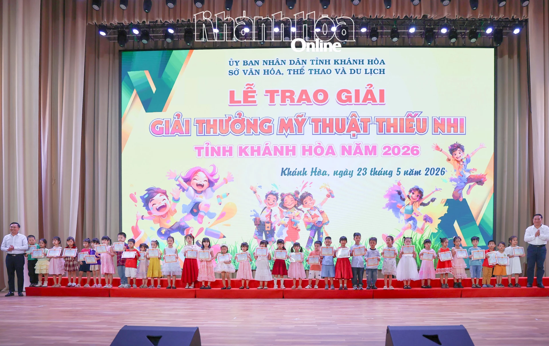 Đại diện Ban tổ chức trao giải A cho lứa tuổi Mầm non.