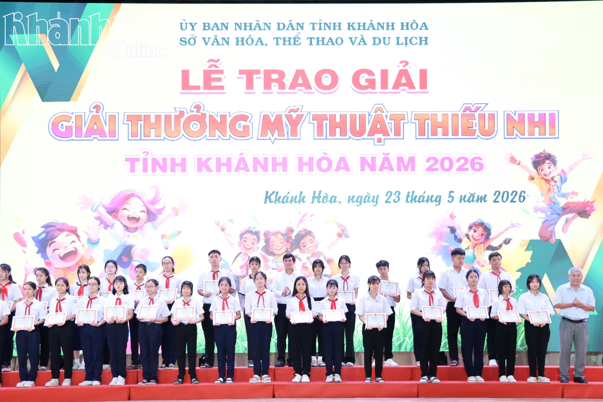 Đại diện Ban tổ chức trao giải A cho lứa tuổi THCS.