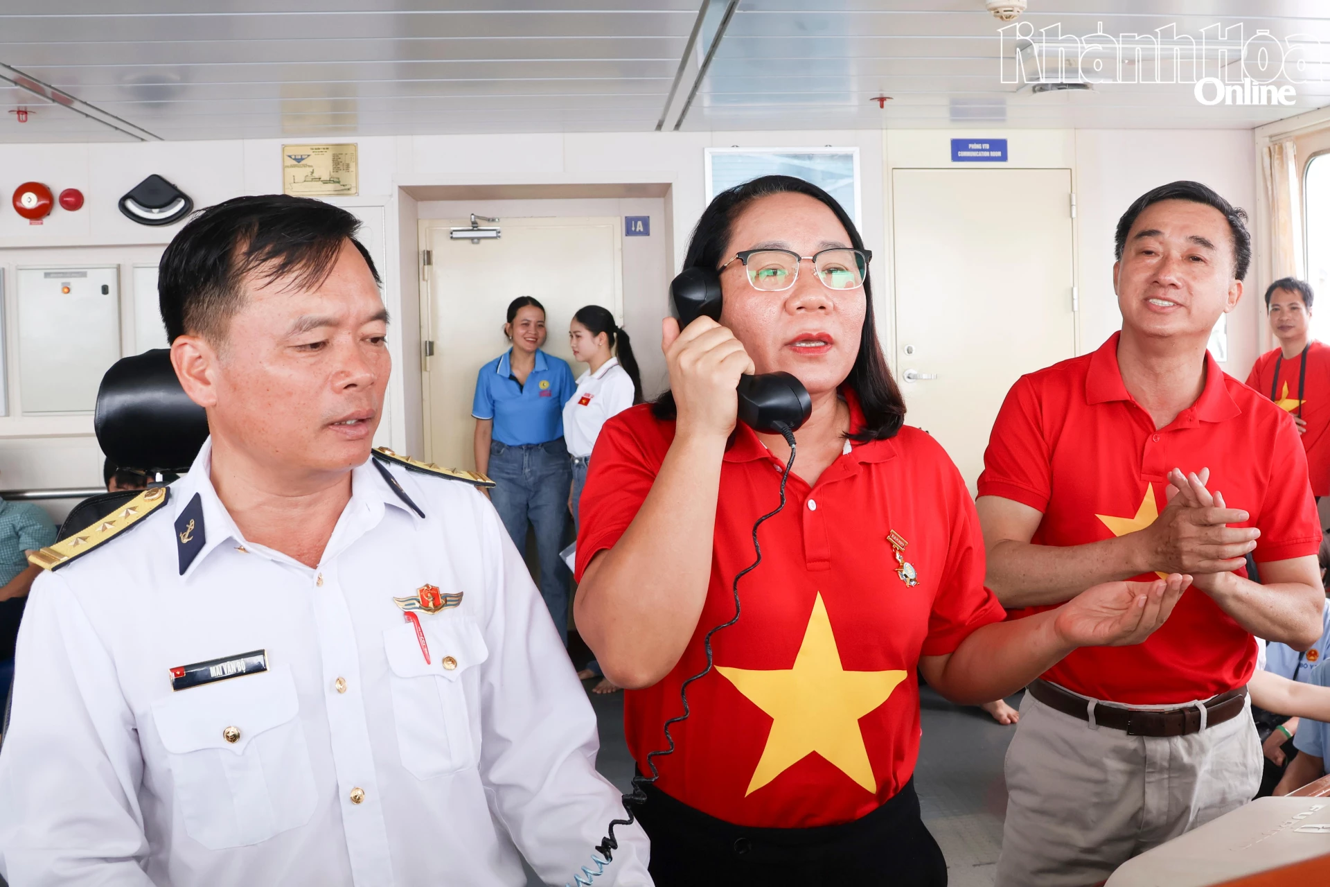 Các đại biểu Đoàn công tác số 15 hát giao lưu cùng các chiến sĩ làm nhiệm vụ tại Nhà giàn DK1.