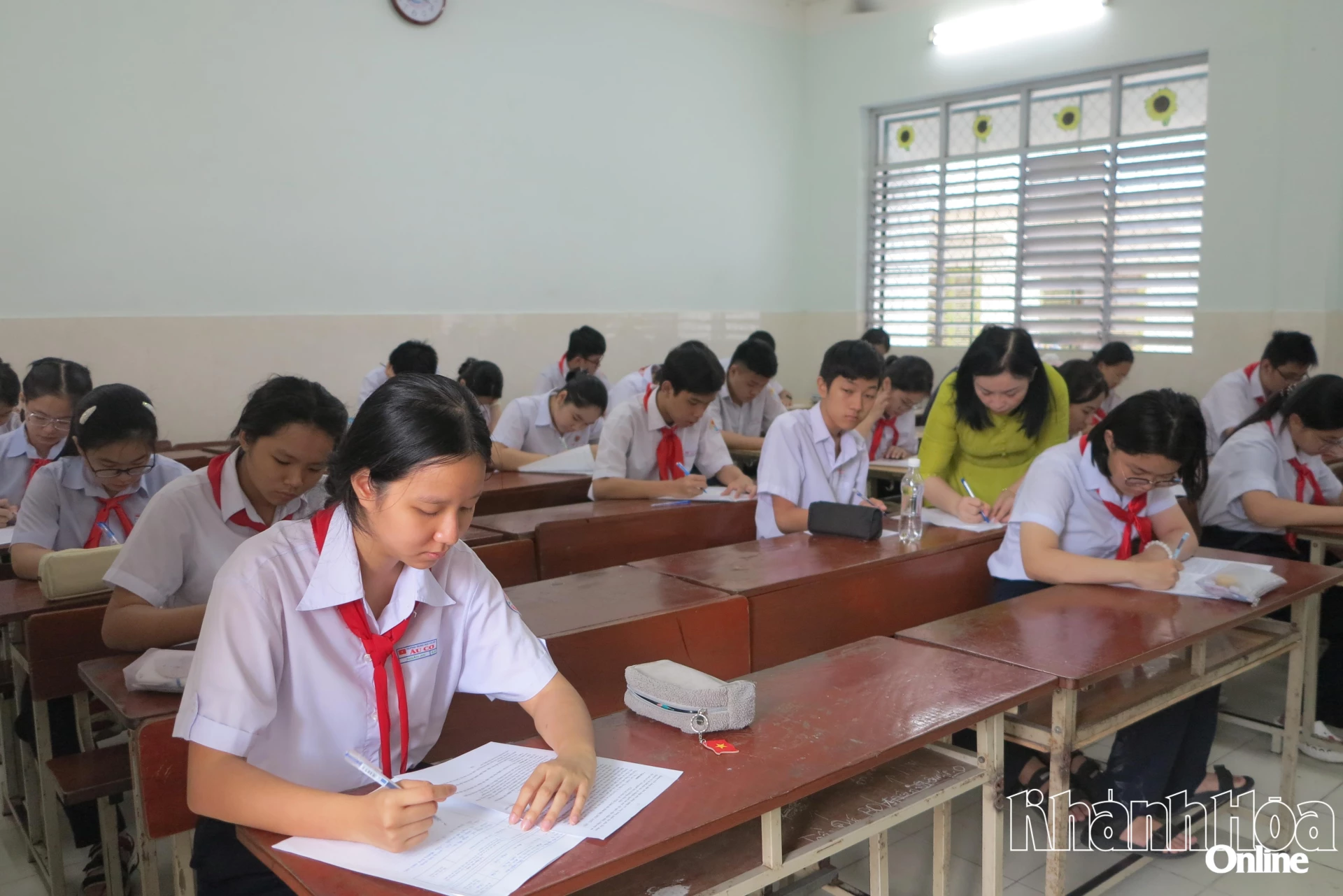 Học sinh lớp 9 Trường THCS Âu Cơ (phường Nha Trang) tham gia kỳ thi thử vào lớp 10. Ảnh: K.D