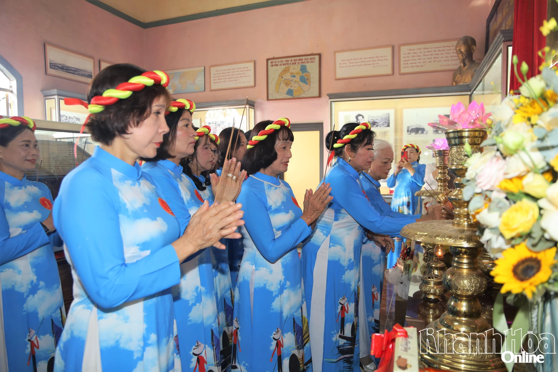 Đông đảo người dân đến dâng hương.