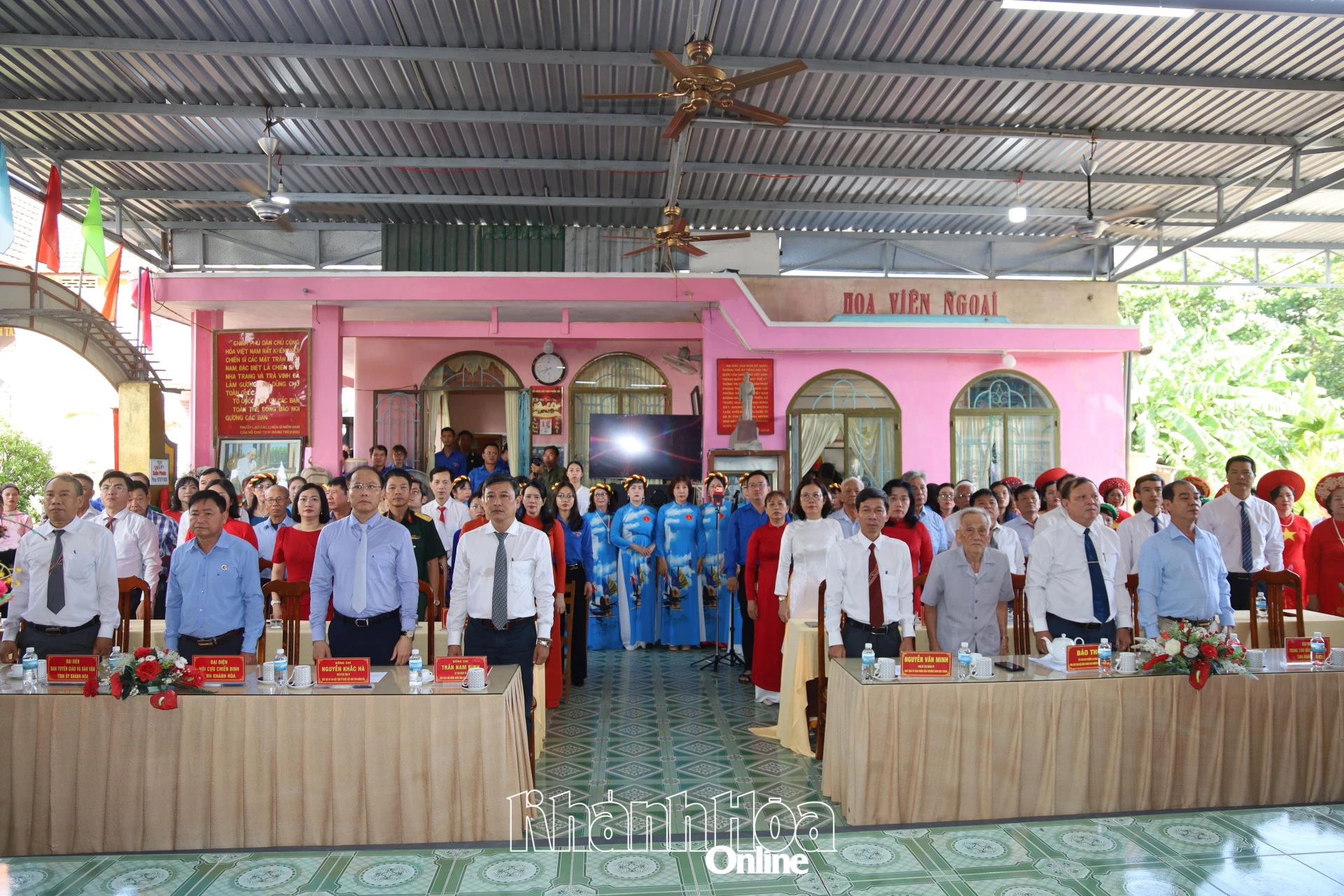 Các đại biểu thực hiện nghi thức chào cờ.