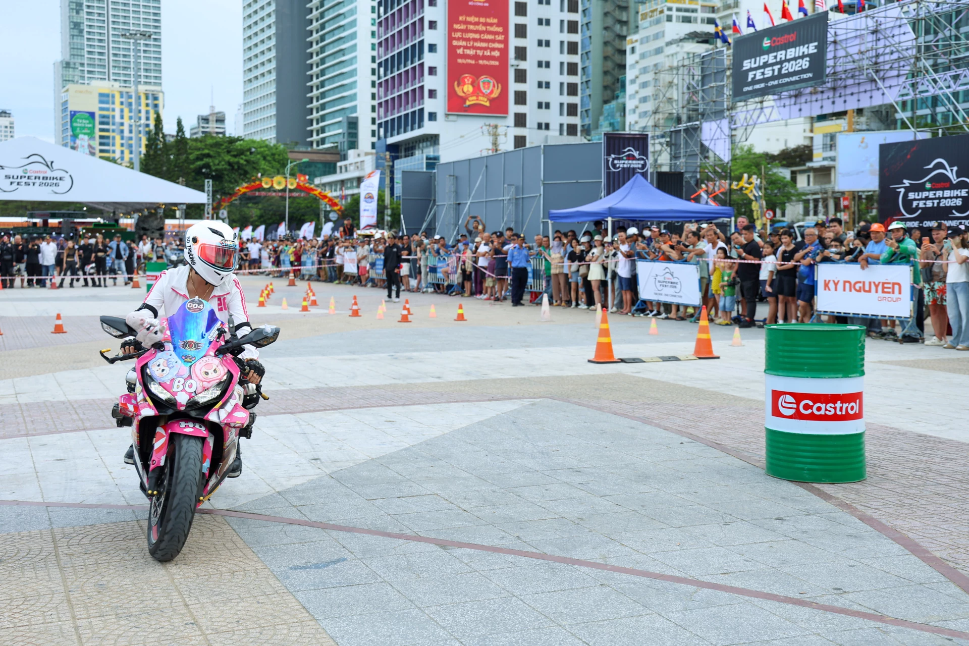 Chiếc xe được trang trí theo phong cách Hello Kitty của một nữ biker