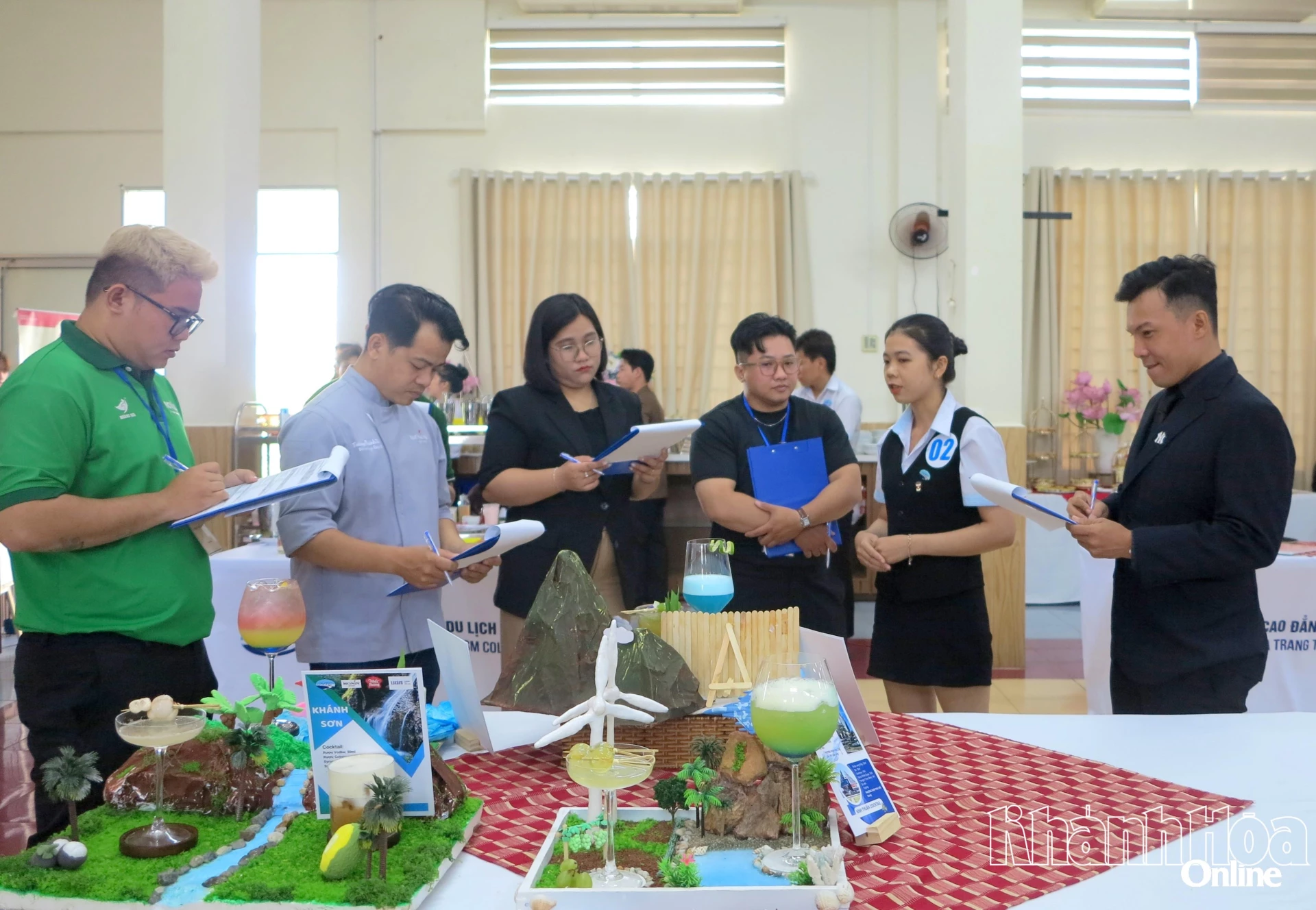 Đại diện một đội thi thuyết trình về sản phẩm. 