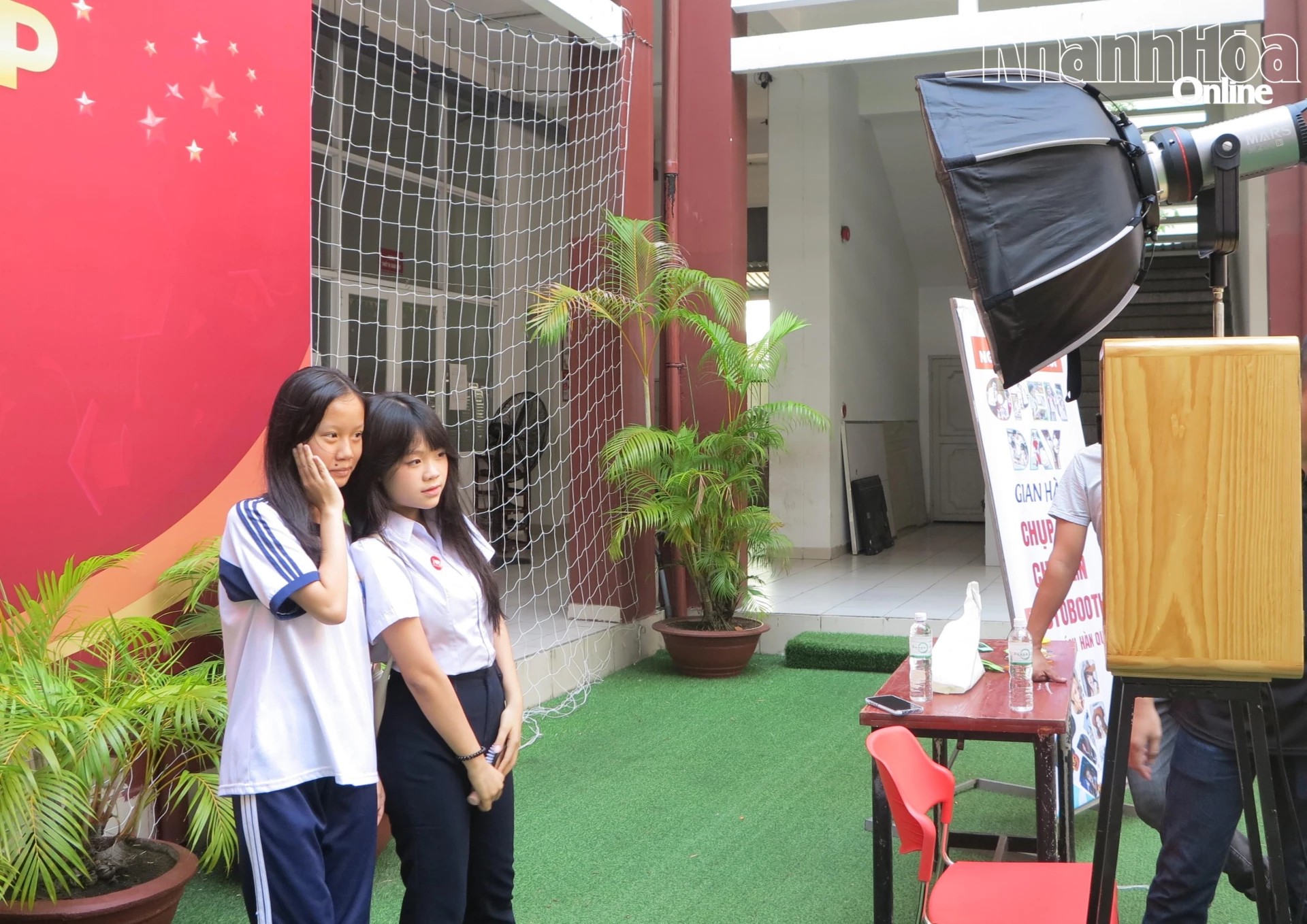 Học sinh trải nghiệm chụp hình photobooth.