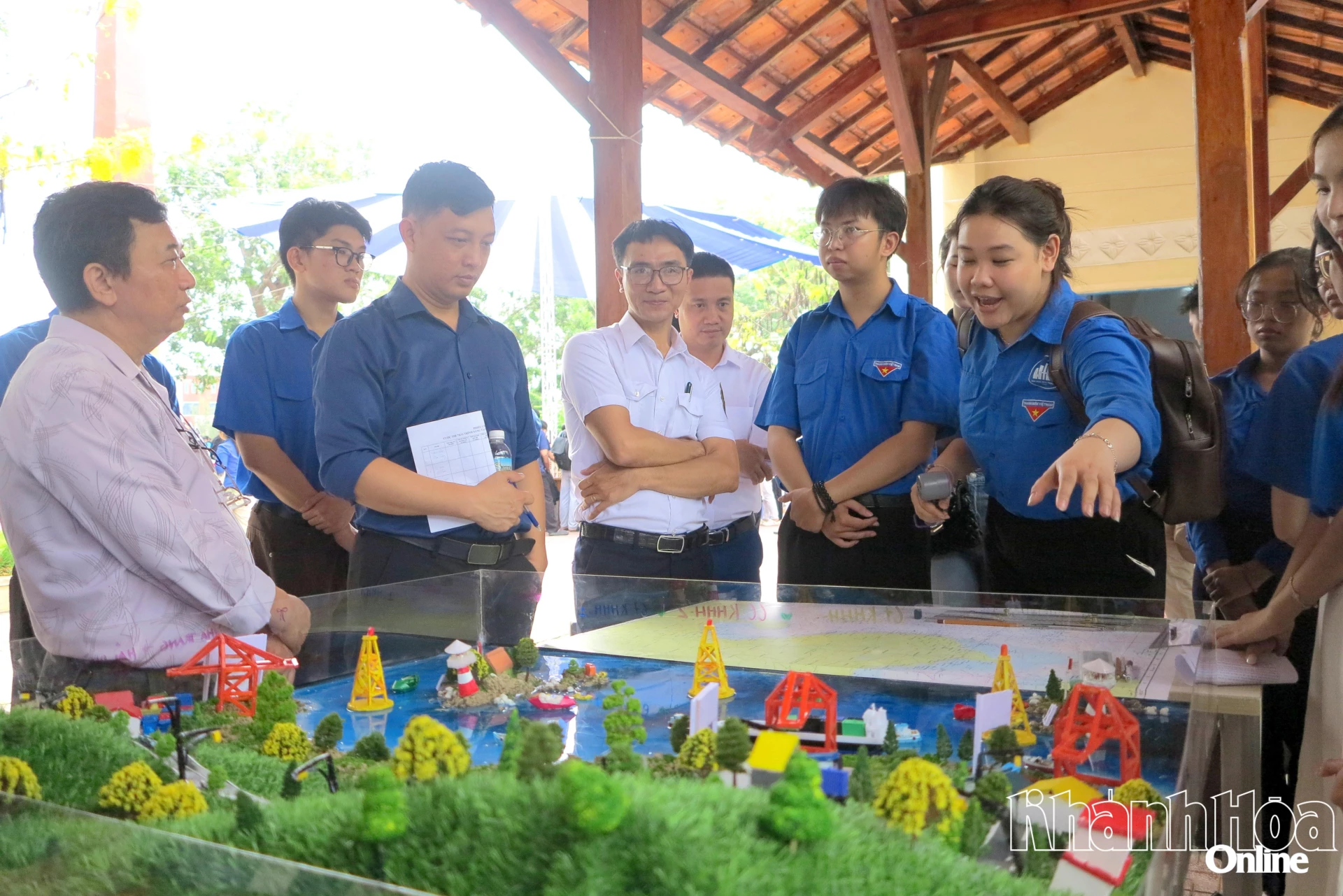 Sinh viên thuyết trình với ban giám khảo về mô hình hàng hải. 
