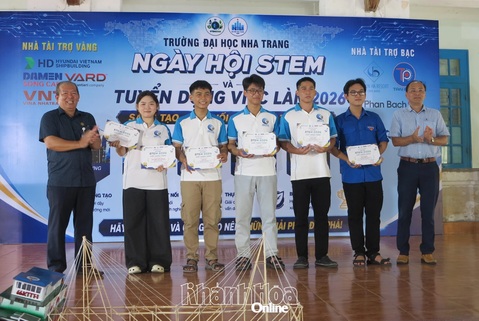 Ban tổ chức trao giải cho các đội thi.