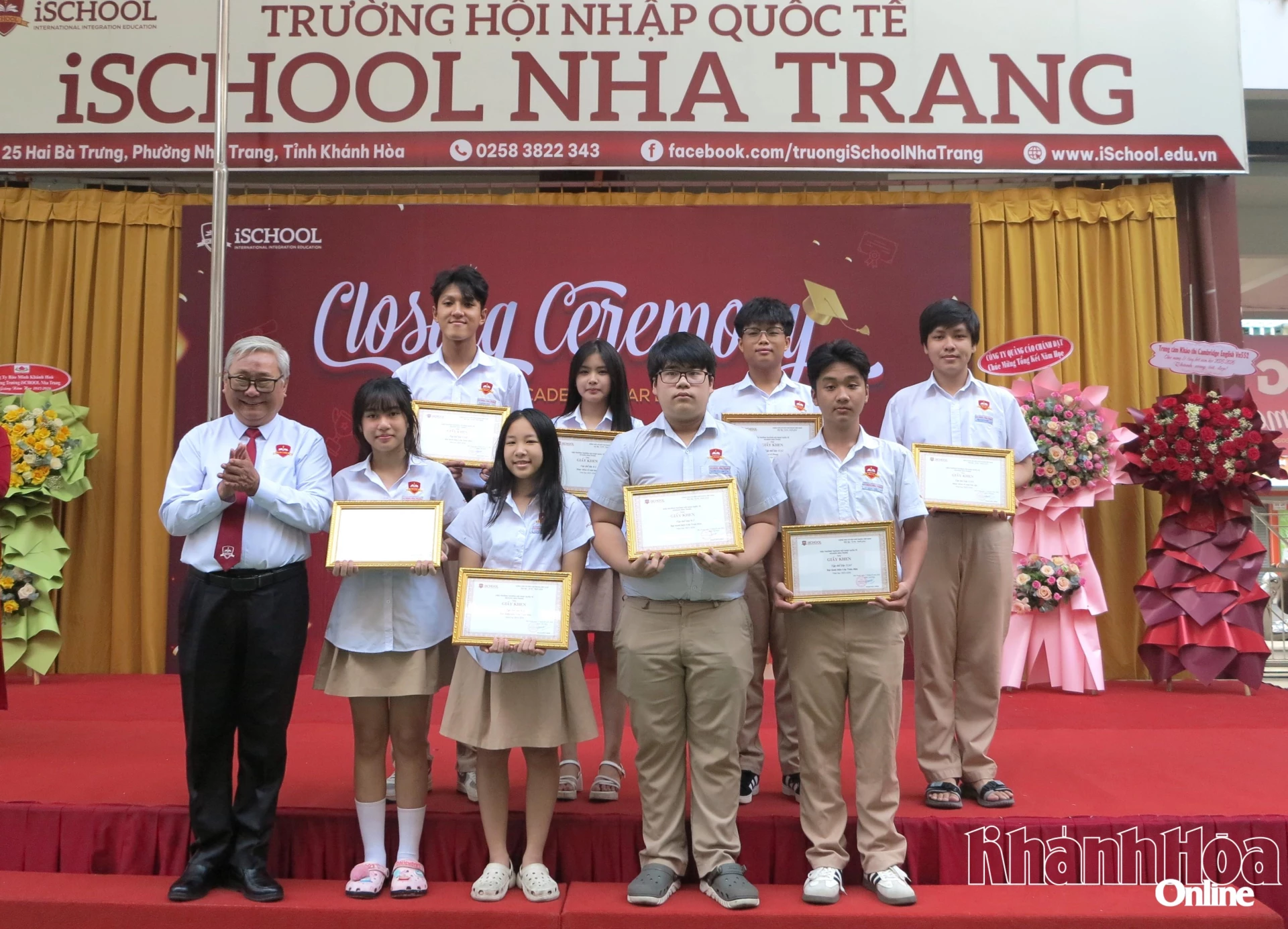 Lãnh đạo nhà trường trao giấy khen cho
