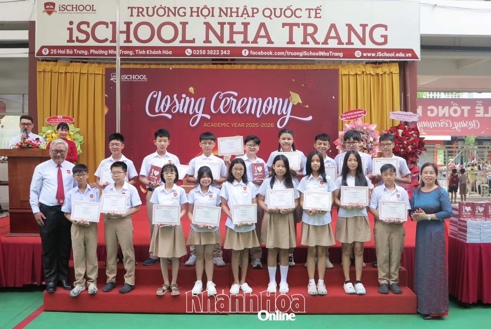 Các học sinh đạt thành tích tốt trong học tập nhận giấy khen. 