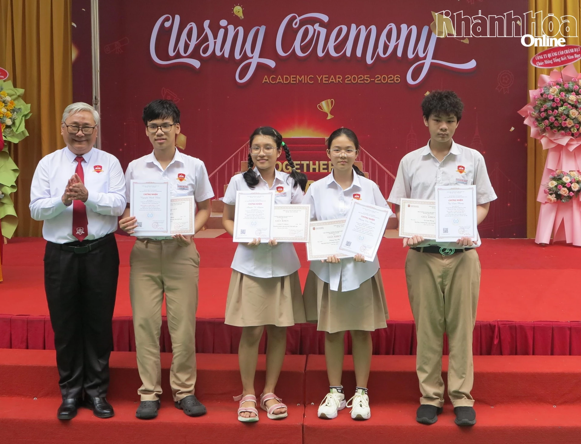 Các học sinh đạt thành tích tốt tại các cuộc thi nhận giấy khen. 