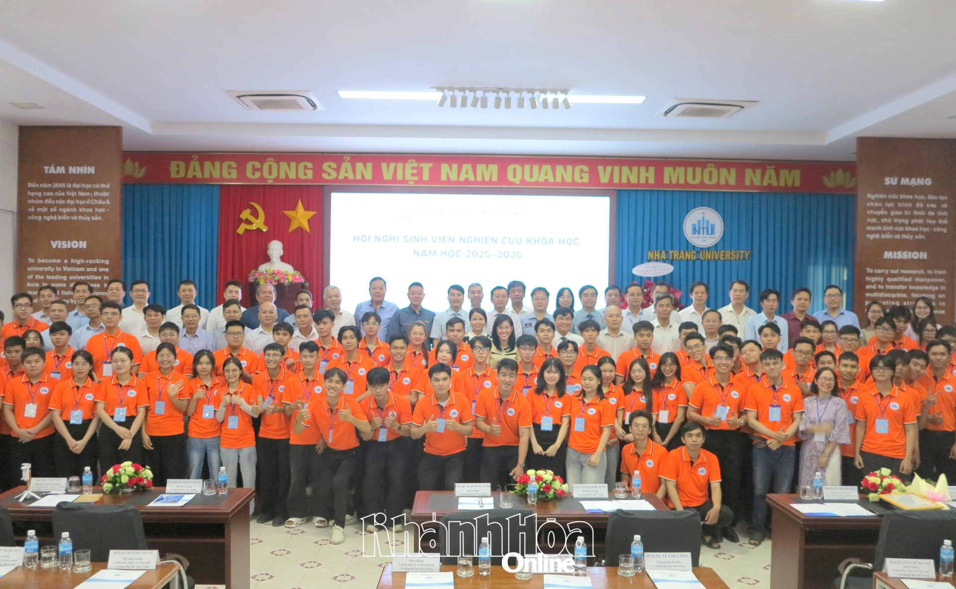Các đại biểu và sinh viên chụp ảnh lưu niệm tại hội nghị.