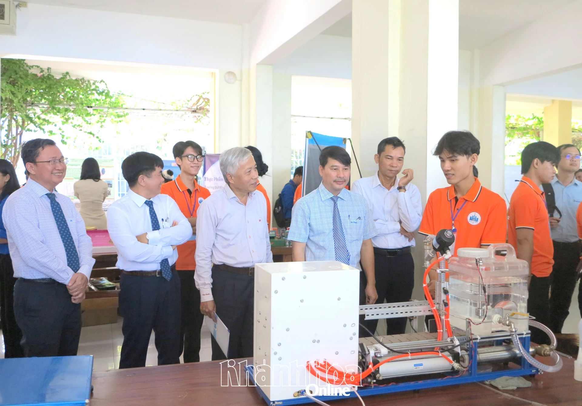 Lãnh đạo Trường Đại học Nha Trang tham quan triển lãm sản phẩm nghiên cứu của sinh viên. 