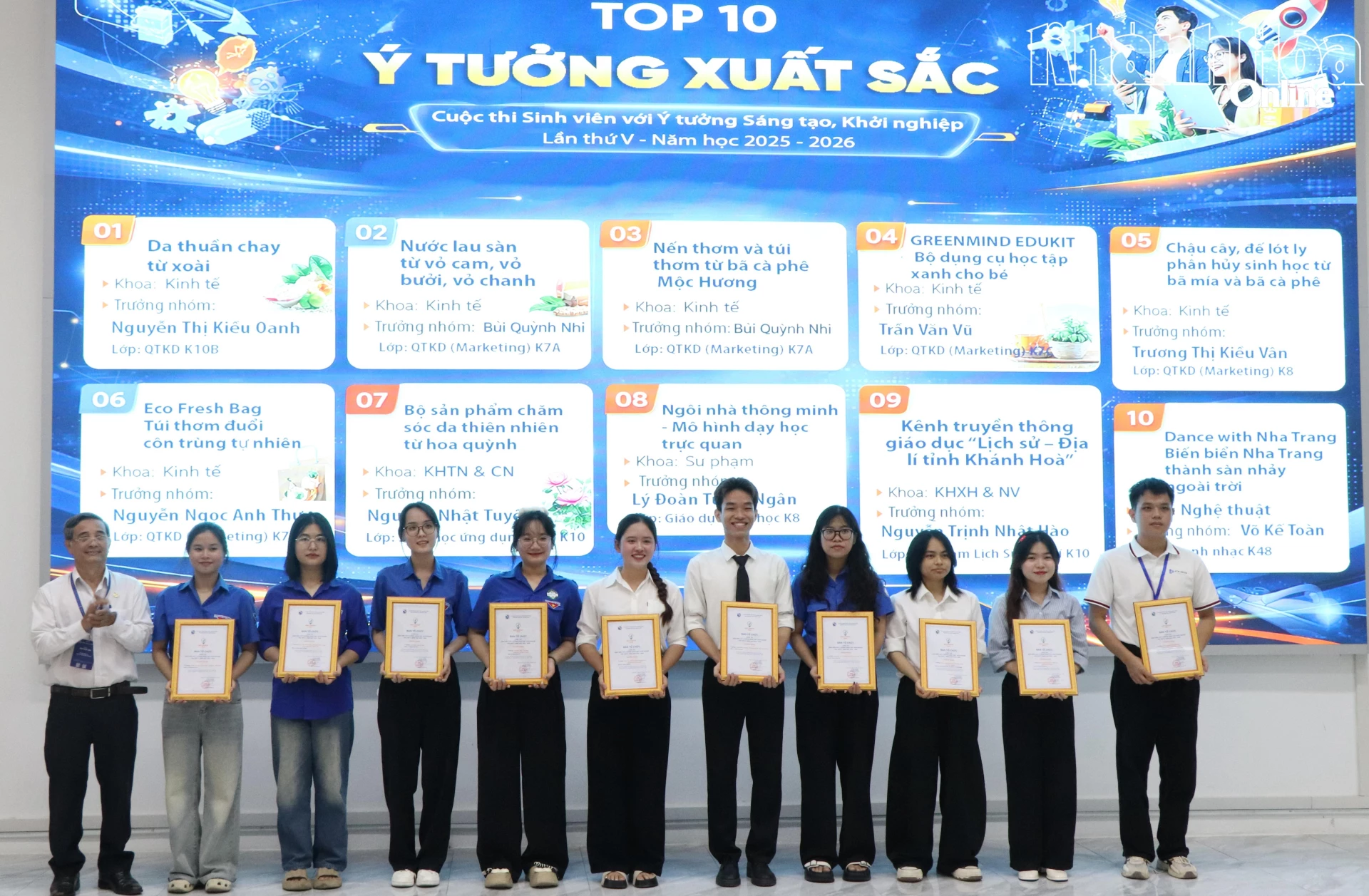 Ban tổ chức trao chứng nhận cho tốp 10 ý tưởng xuất sắc của cuộc thi.