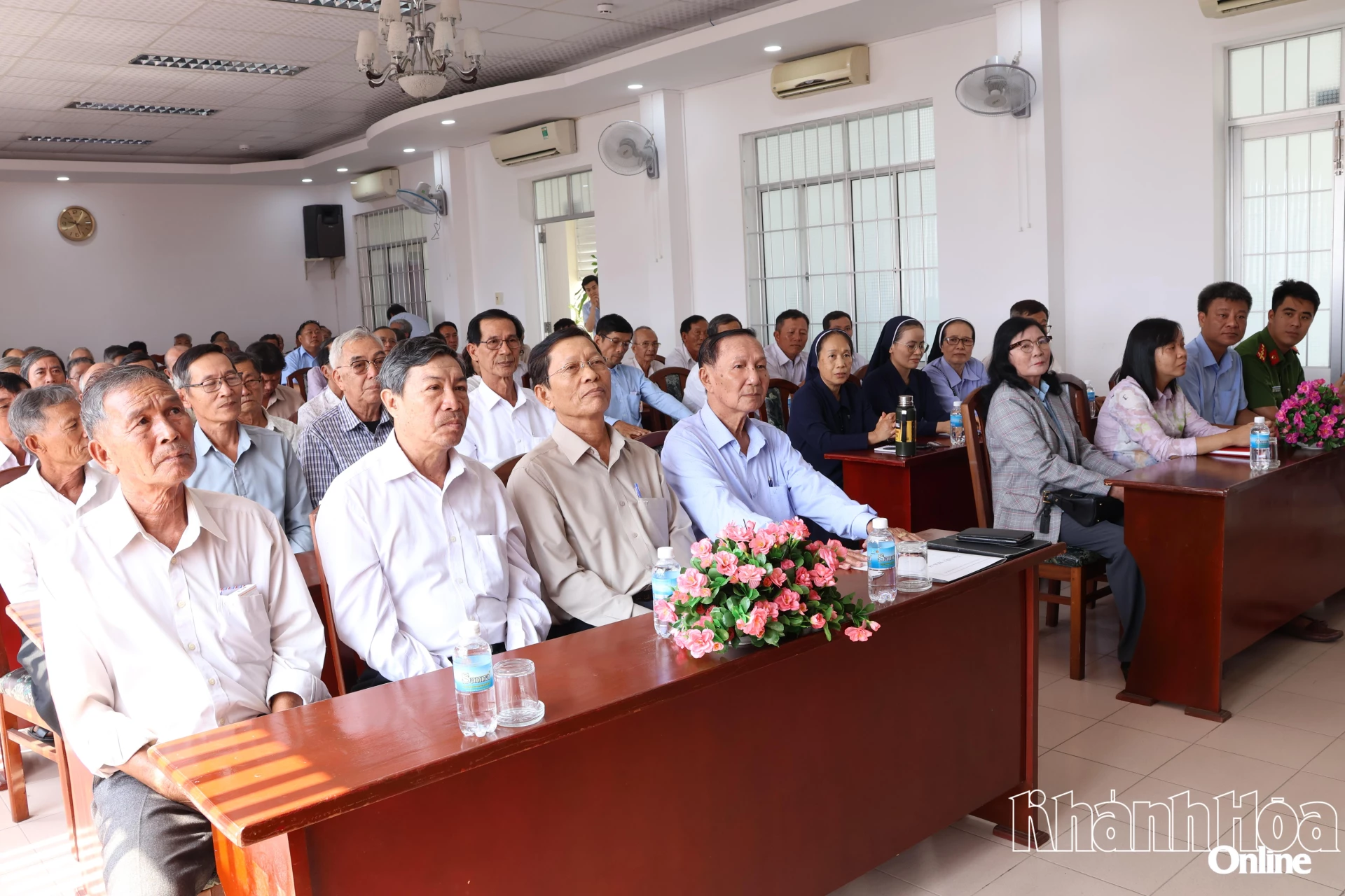 Các đại biểu tham gia Hội nghị.