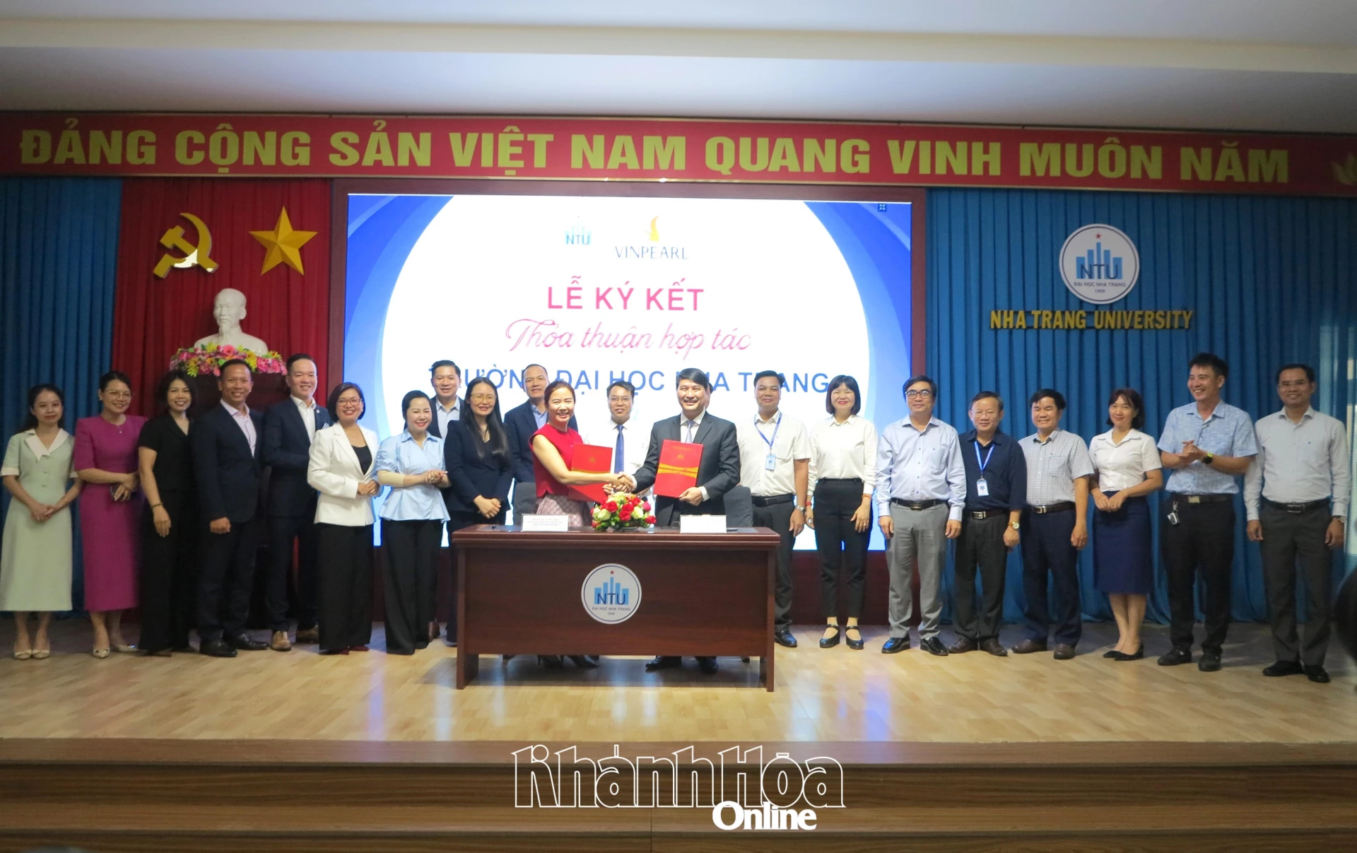 Đại diện hai bên ký kết hợp tác.
