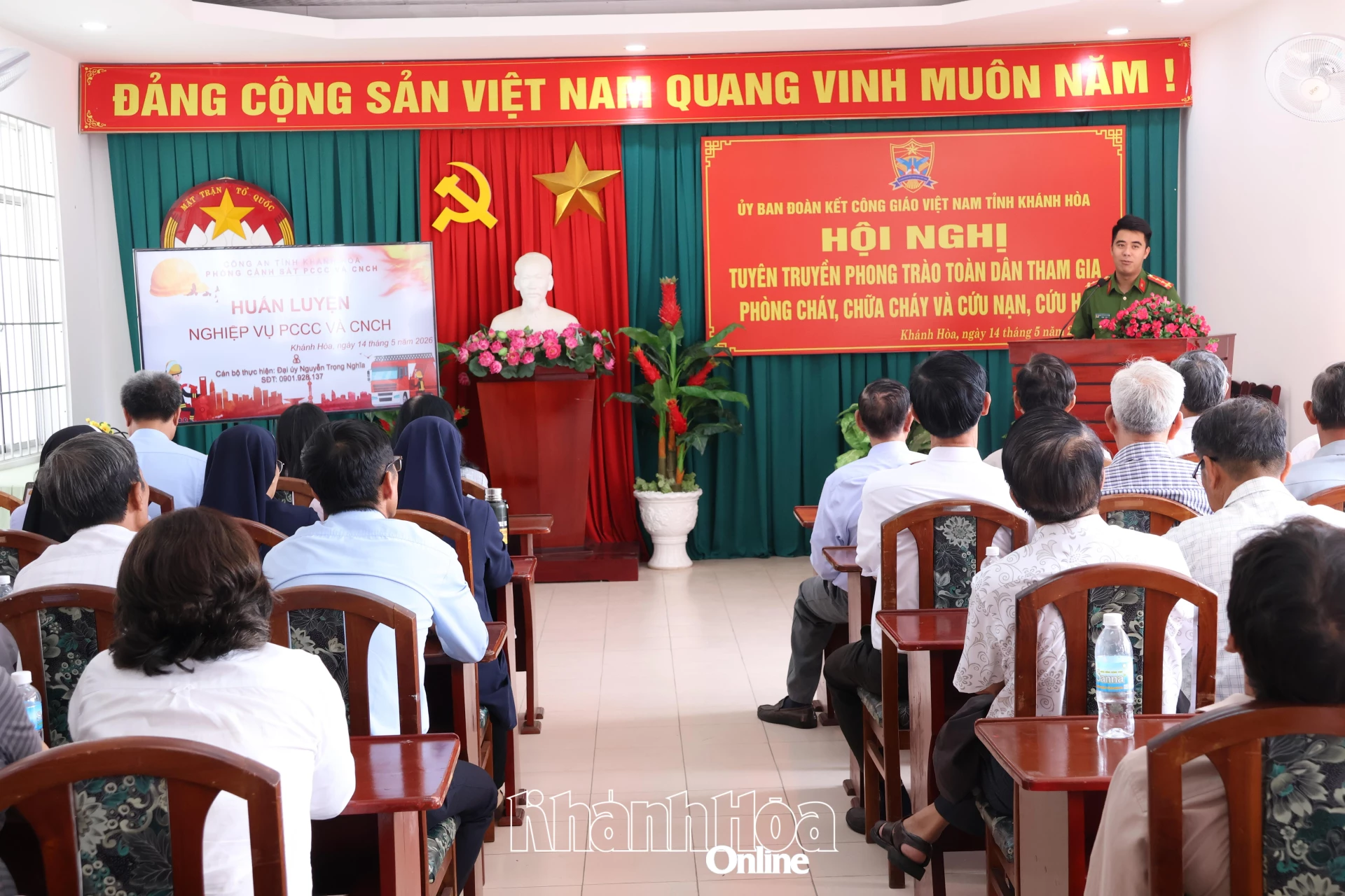Báo cáo viên đến từ Công an tỉnh Khánh Hòa phổ biến nhiều nội dung liên dung liên quan đến các quy định mới của pháp luật về phòng cháy, chữa cháy và cứu nạn, cứu hộ