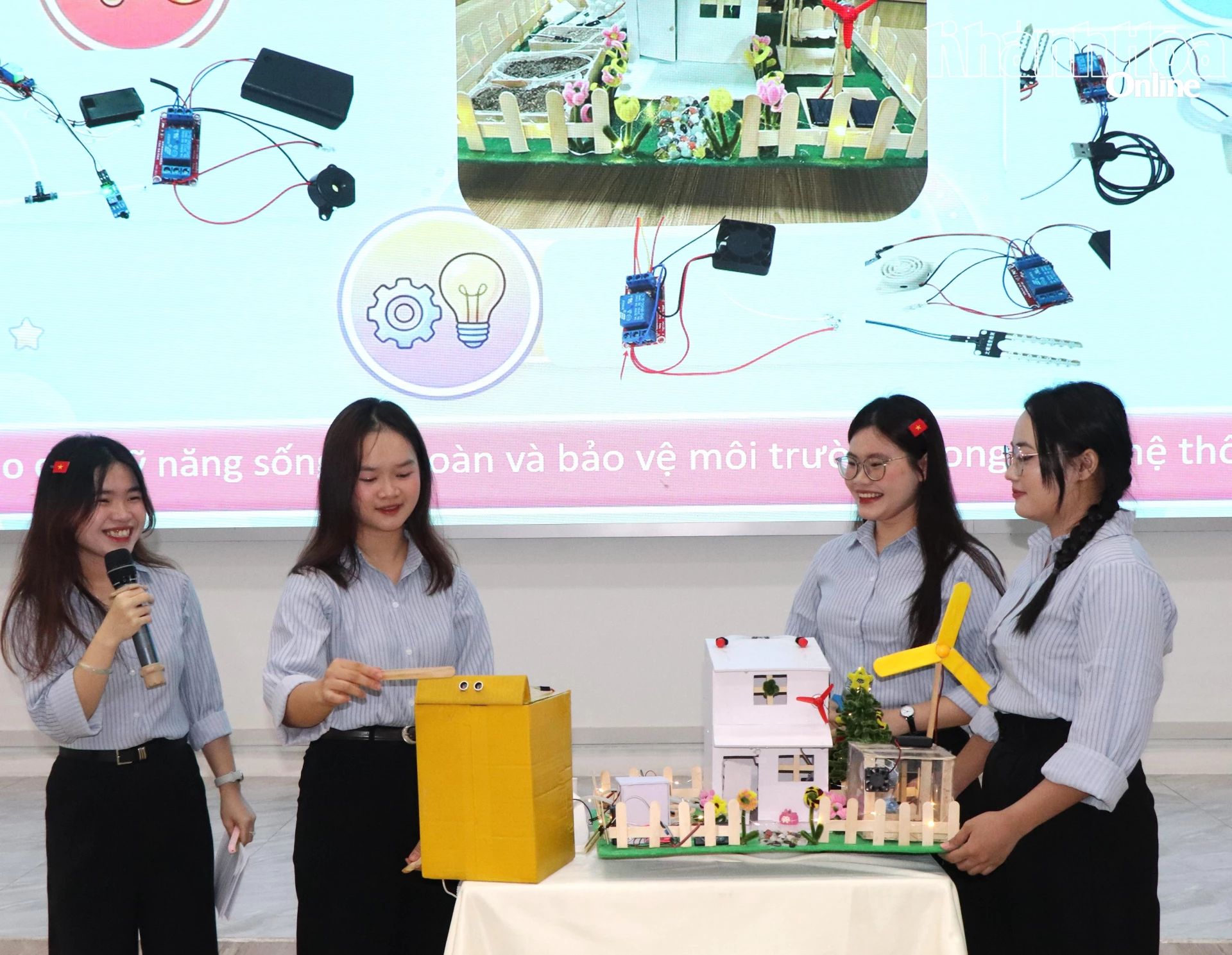 Một nhóm thí sinh trình bày ý tưởng về Ngôi nhà thông minh tại vòng chung kết.