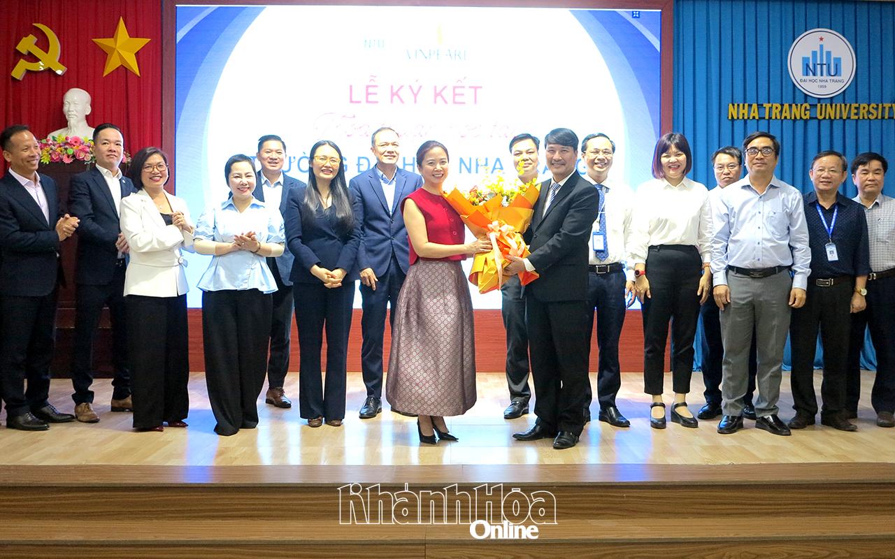 Lãnh đạo Trường Đại học Nha Trang tặng hoa cho đại diện Công ty Cổ phần Vinpearl.