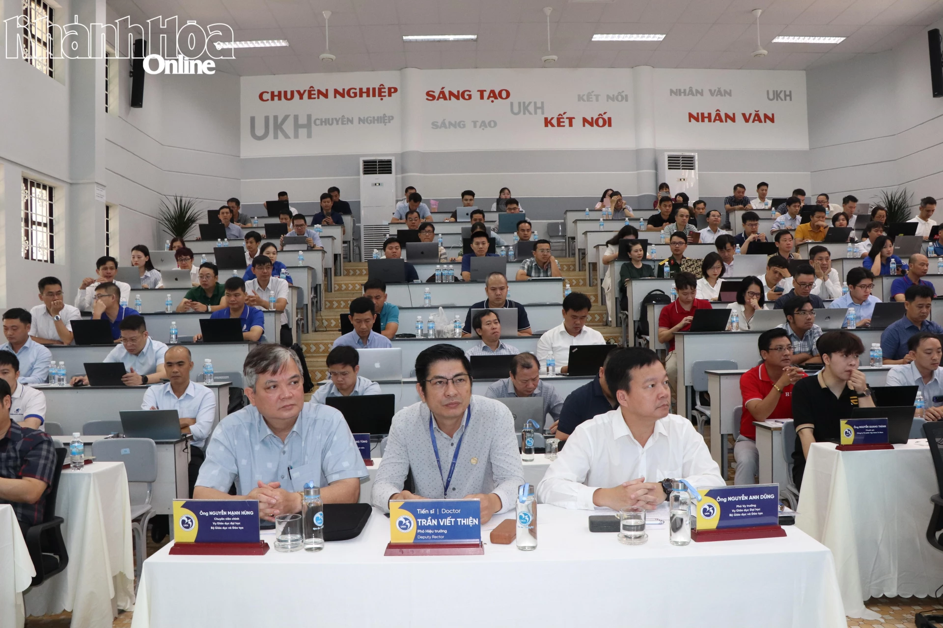 Các đại biểu tham dự hội nghị.