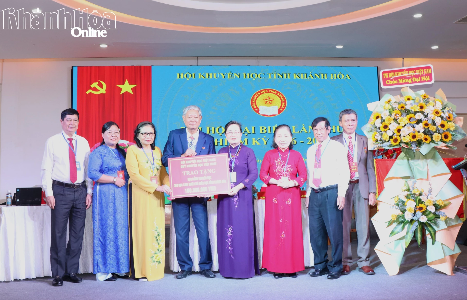 Lãnh đạo Trung ương Hội Khuyến học Việt Nam tặng hoa và bảng tượng trưng 100 triệu đồng hỗ trợ học sinh có hoàn cảnh khó khăn trên địa bàn tỉnh Khánh Hòa.