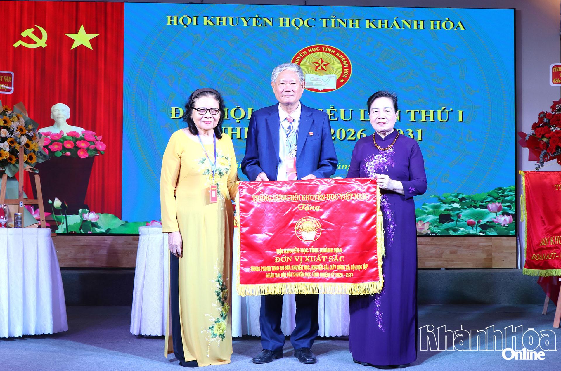 Lãnh đạo Trung ương Hội Khuyến học Việt Nam tặng cờ thi đua xuất sắc cho Hội Khuyến học tỉnh Khánh Hòa.
