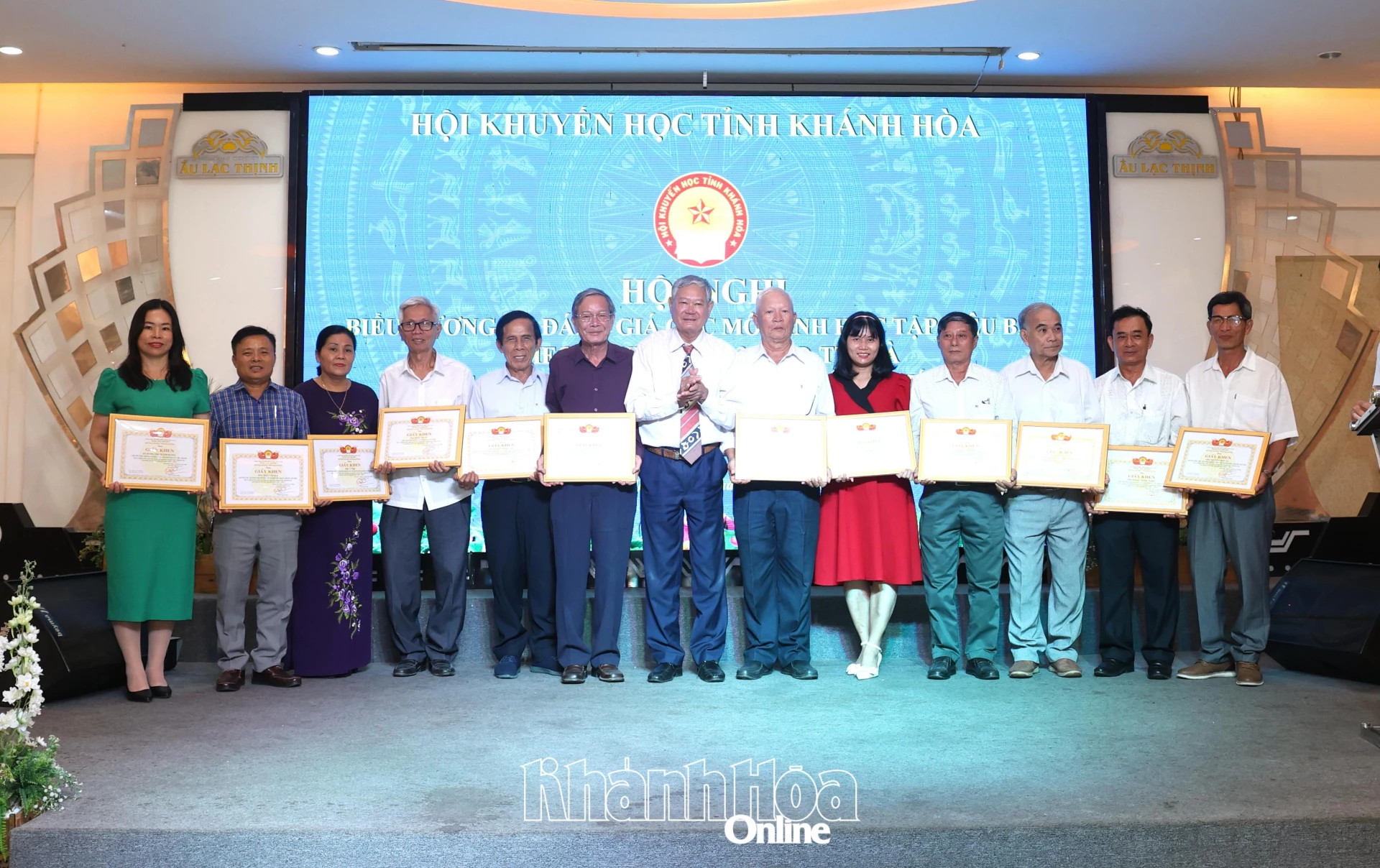 Lãnh đạo Hội Khuyến học tỉnh tặng giấy khen cho các tập thể, cá nhân có thành tích xuất sắc trong phong trào thi đua khuyến học, khuyến tài, xây dựng xã hội học tập giai đoạn 2021 - 2026.