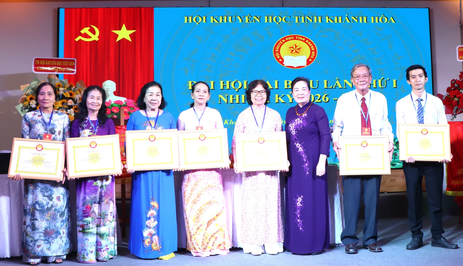 Lãnh đạo Trung ương Hội Khuyến học Việt Nam trao bằng khen cho tập thể và các cá nhân có thành tích trong phong trào khuyến học, khuyến tài, xây dựng xã hội học tập.