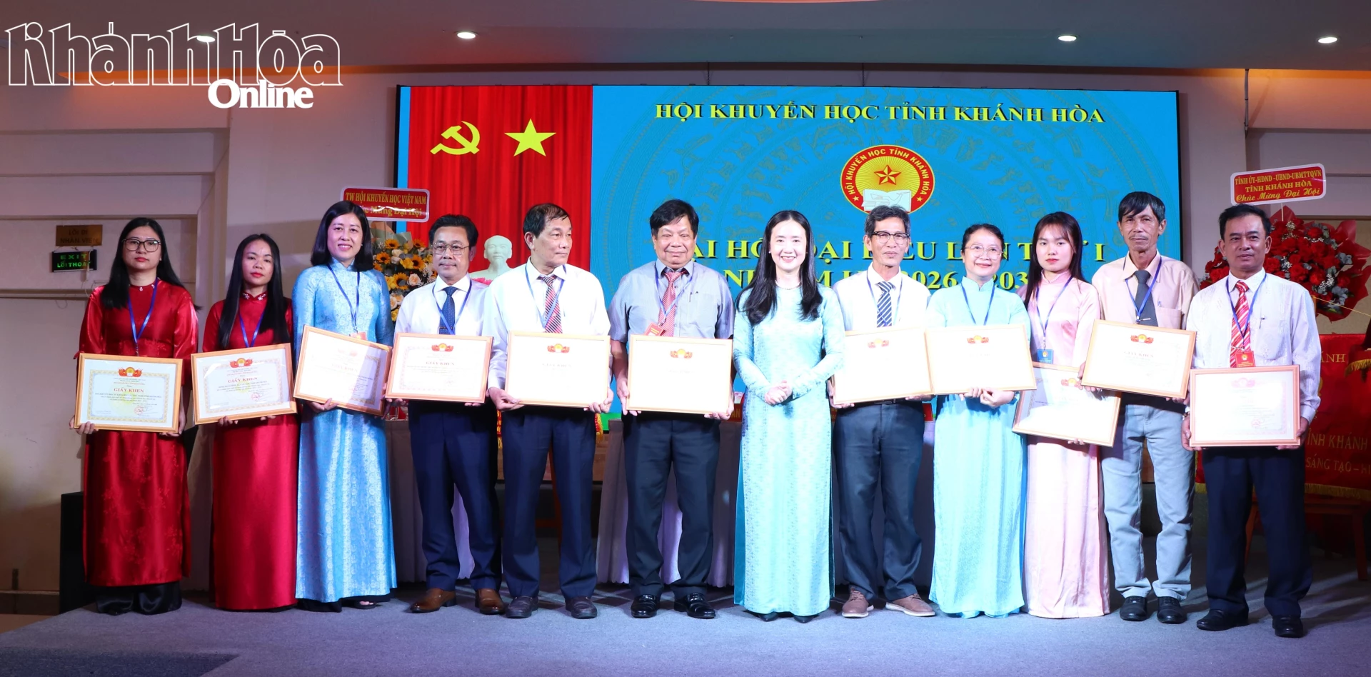 Các tập thể và cá nhân nhận giấy khen của Hội Khuyến học tỉnh.