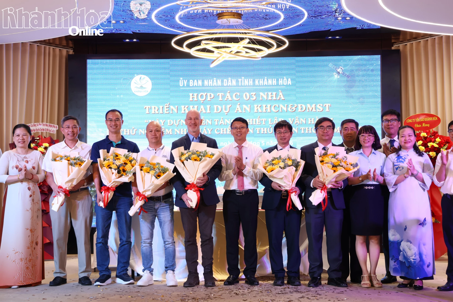 Phó Chủ tịch UBND tỉnh Nguyễn Thanh Hà tặng hoa cho các đơn vị tham gia ký kết thỏa thuận hợp tác “3 nhà”.