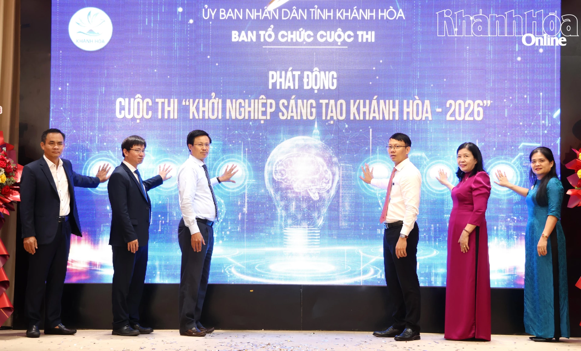 Phó Chủ tịch UBND tỉnh Nguyễn Thanh Hà và các đại biểu bấm nút phát động Cuộc thi Khởi nghiệp sáng tạo Khánh Hòa - 2026.