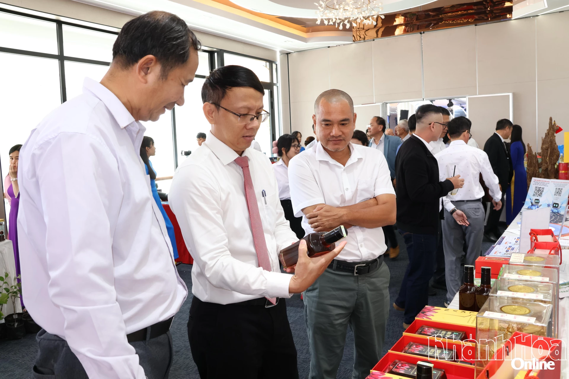 Phó Chủ tịch UBND tỉnh Nguyễn Thanh Hà cùng các đại biểu tham quan, trải nghiệm khu vực trưng bày tại lễ kỷ niệm.