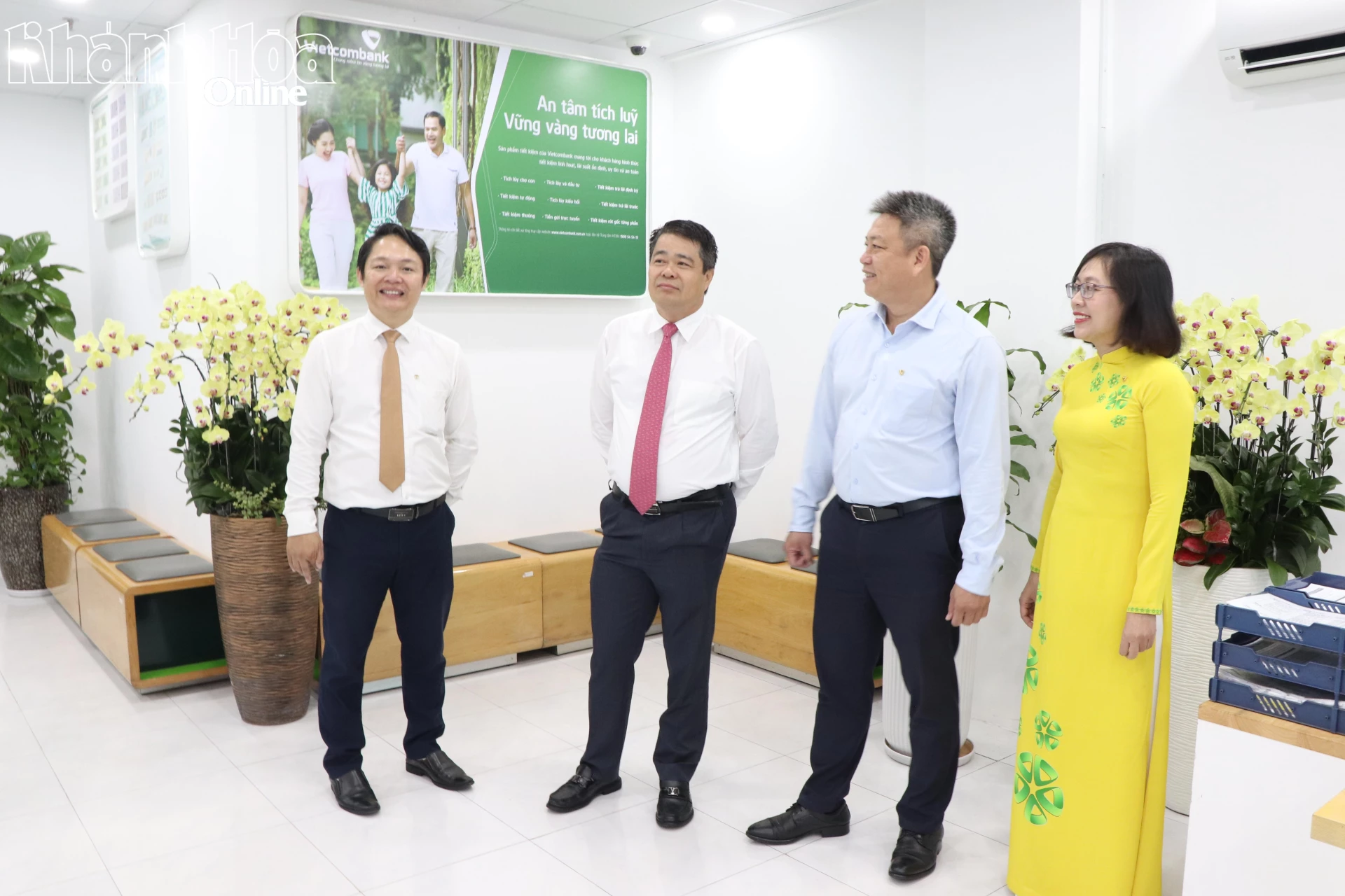 Lãnh đạo Vietcombank Khánh Hòa thăm cơ sở vật chất của Phòng giao dịch Nam Nha Trang tại điểm giao dịch mới.