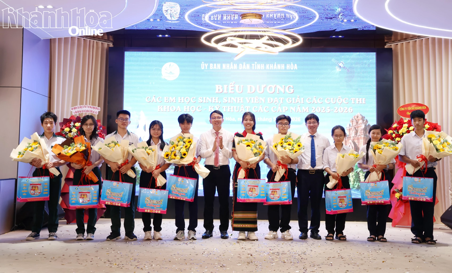 Phó Chủ tịch UBND tỉnh Nguyễn Thanh Hà và lãnh đạo Sở Khoa học và Công nghệ biểu dương, khen thưởng các học sinh.