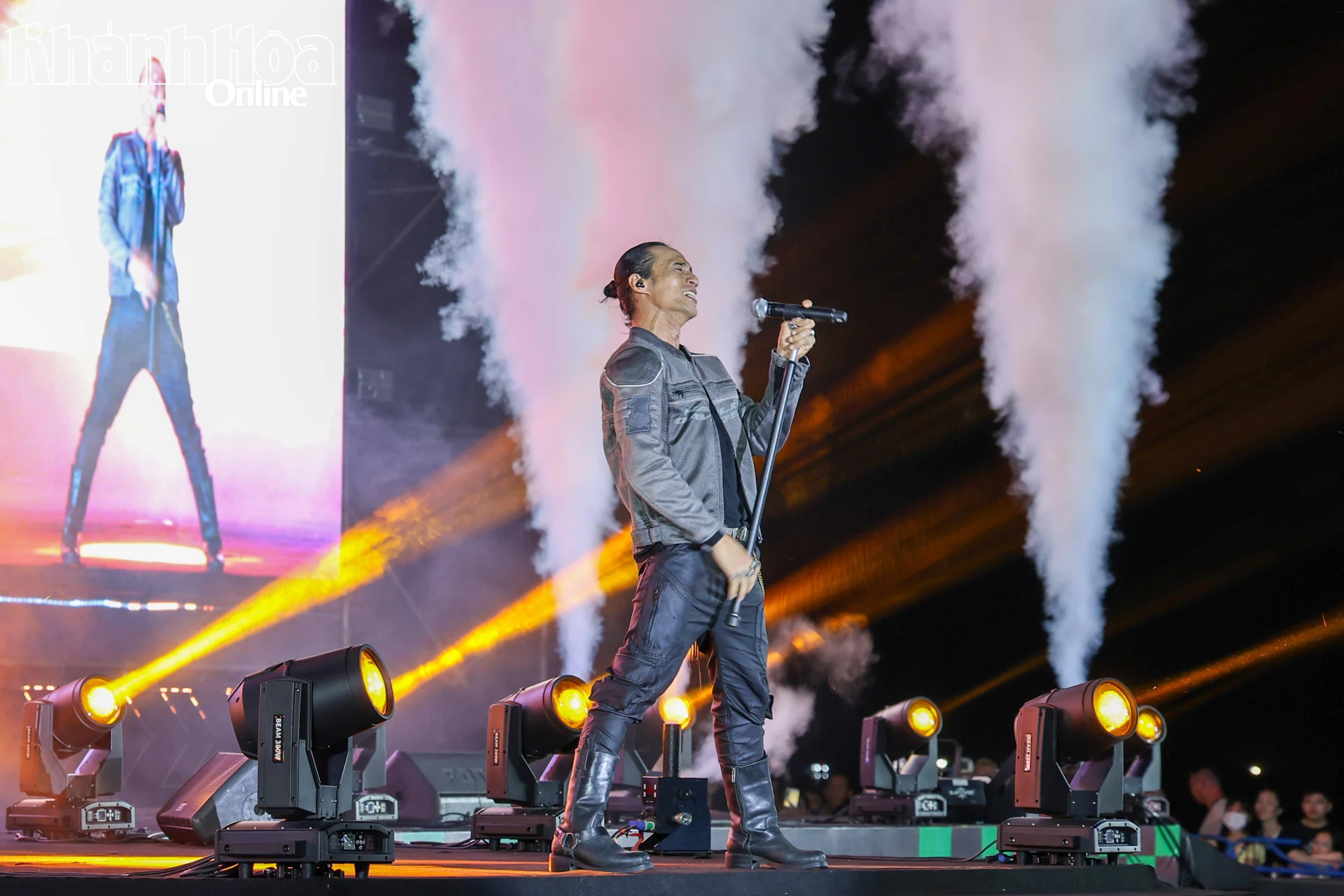 Ca sĩ Phạm Anh Khoa đốt cháy sân khâu bằng những bản rock sôi động